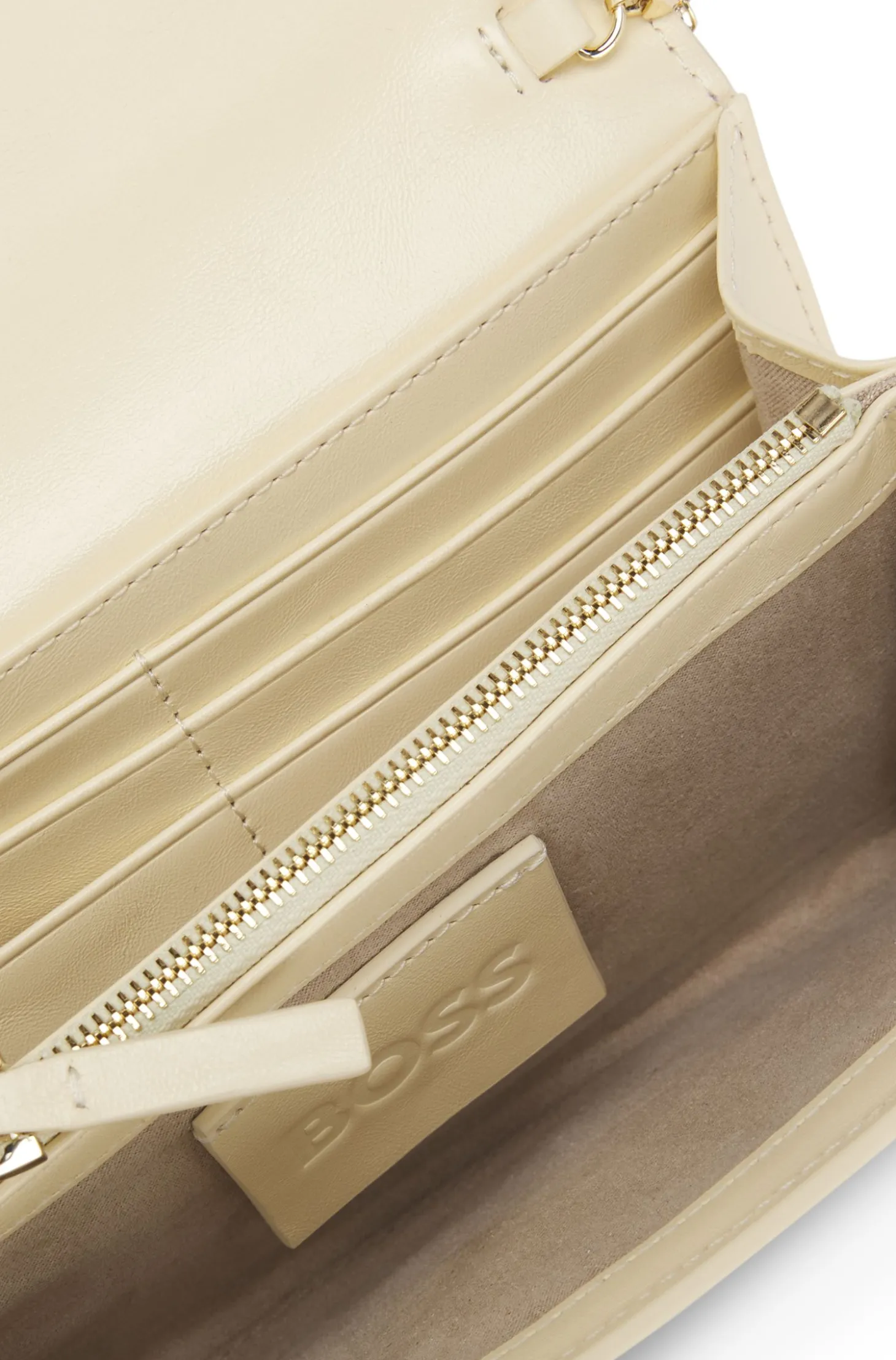 Clutch aus Leder mit Metall-Logo im Double-B-Monogramm
