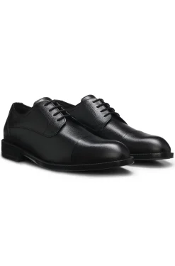 Derbys aus genarbtem Leder mit Zehenkappe