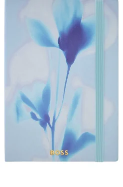 DIN-A5-Notizbuch mit blauem Floral-Print und Folien-Logo