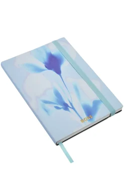DIN-A5-Notizbuch mit blauem Floral-Print und Folien-Logo