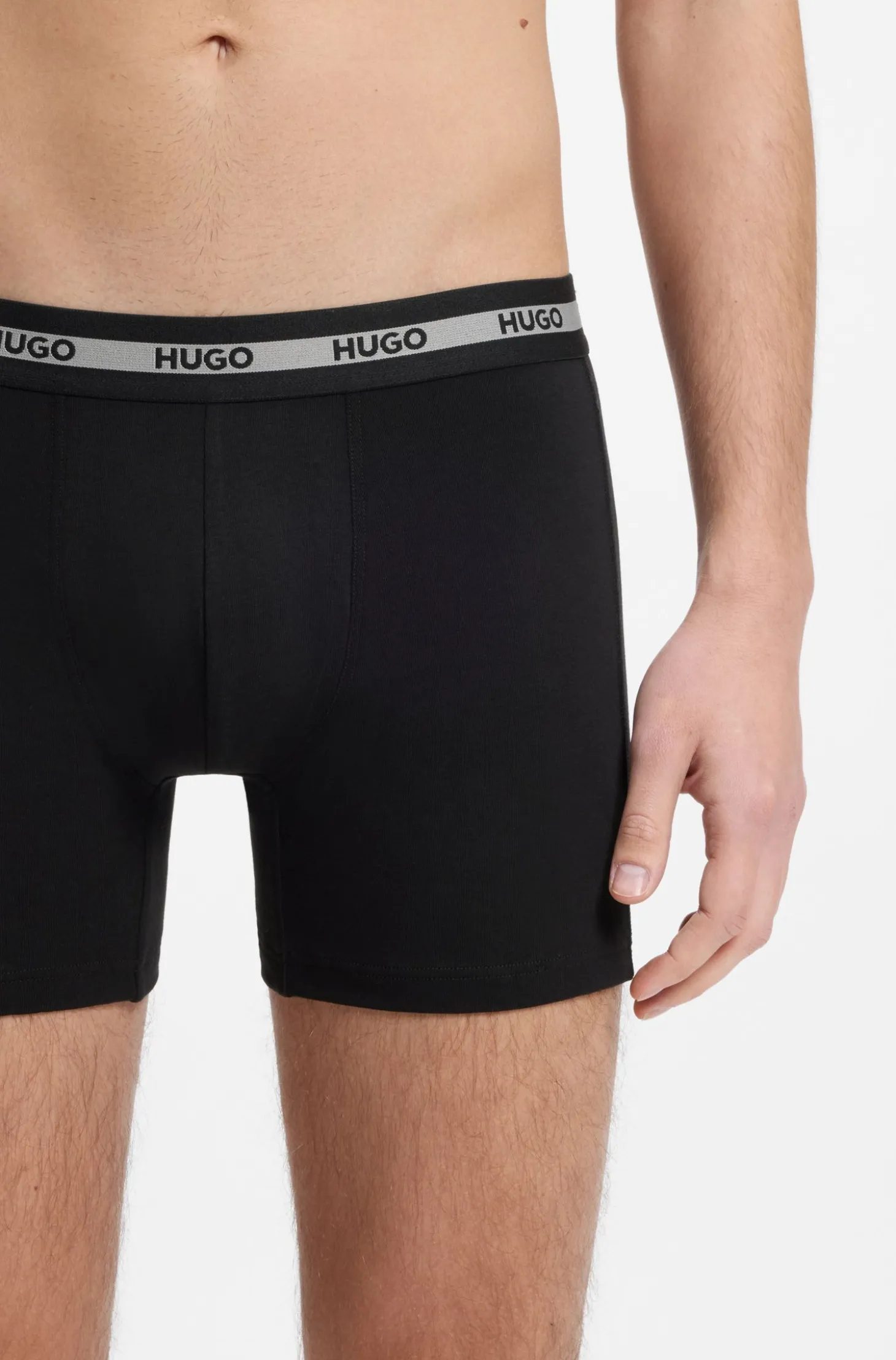 Dreierpack eng anliegende Boxershorts mit Logos am Bund