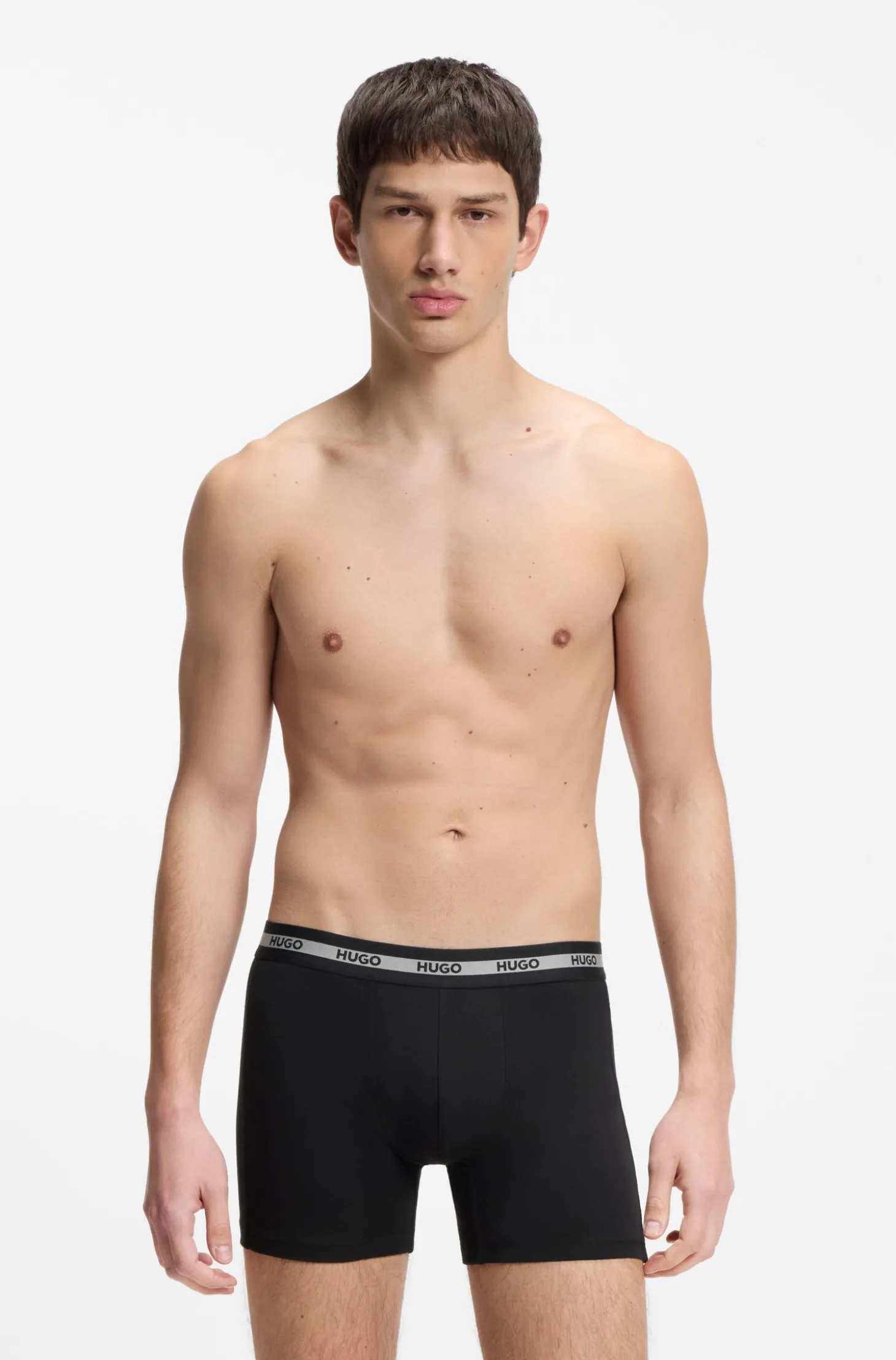 Dreierpack eng anliegende Boxershorts mit Logos am Bund