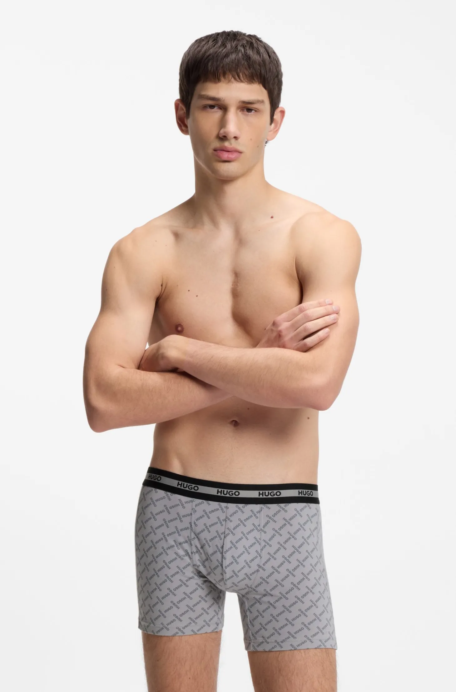 Dreierpack eng anliegende Boxershorts mit Logos am Bund