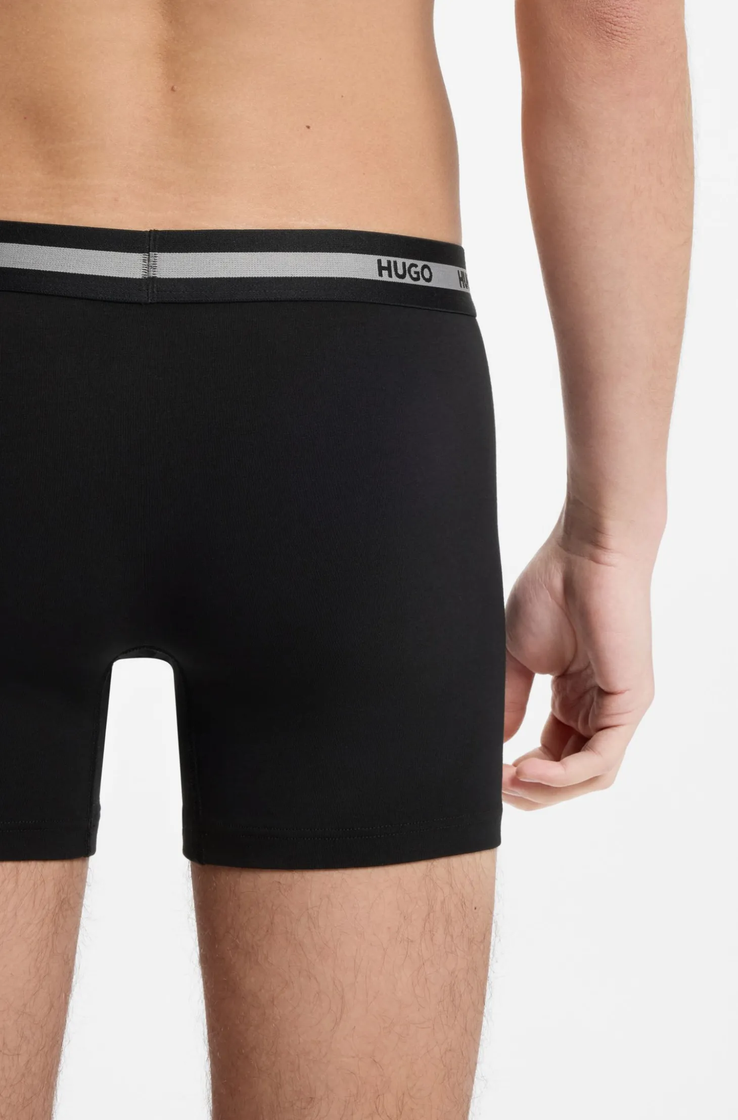 Dreierpack eng anliegende Boxershorts mit Logos am Bund