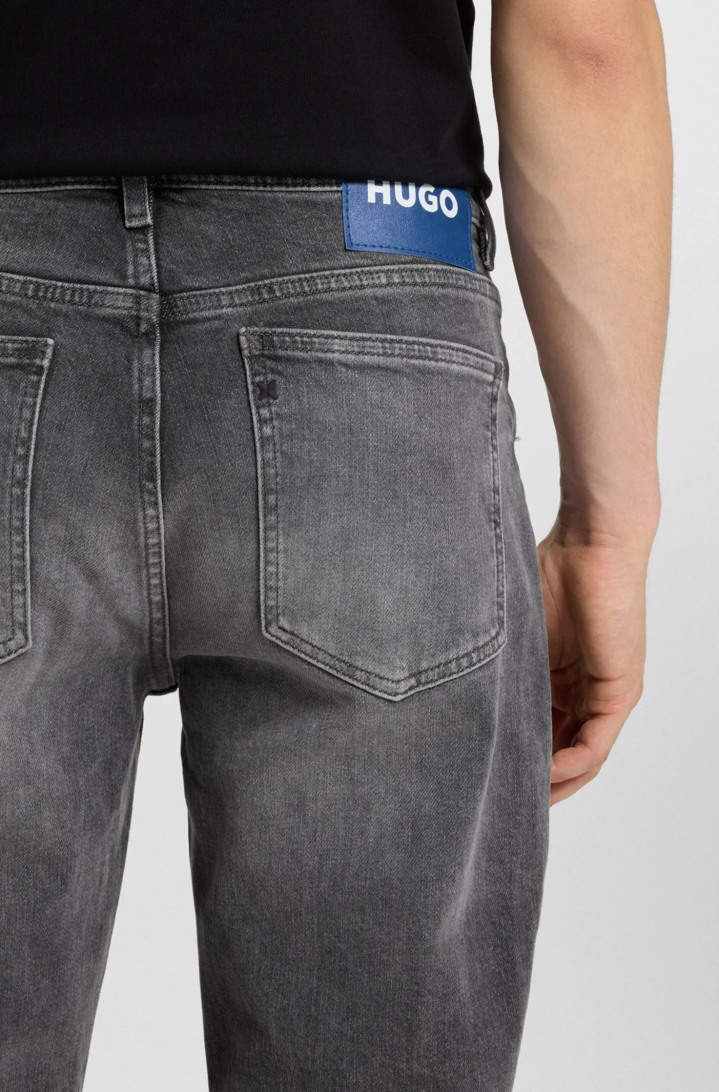 Dunkelgraue Tapered-Fit Jeans aus Stretch-Denim