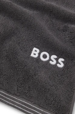 Duschtuch aus Baumwolle mit kontrastfarbener Logo-Stickerei