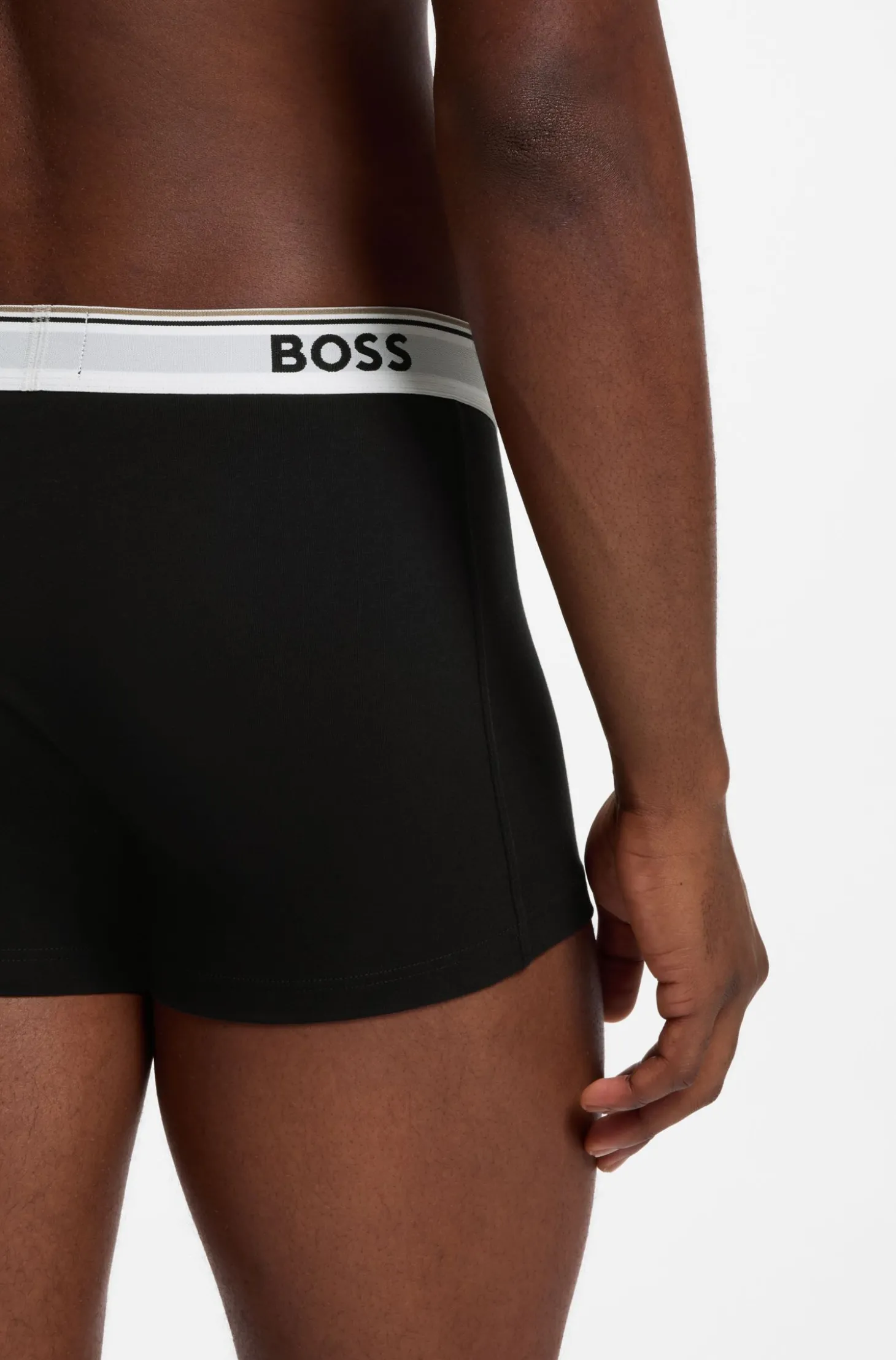 Eng anliegende Boxershorts aus Stretch-Baumwolle mit kurzem Bein und fortlaufenden Logos