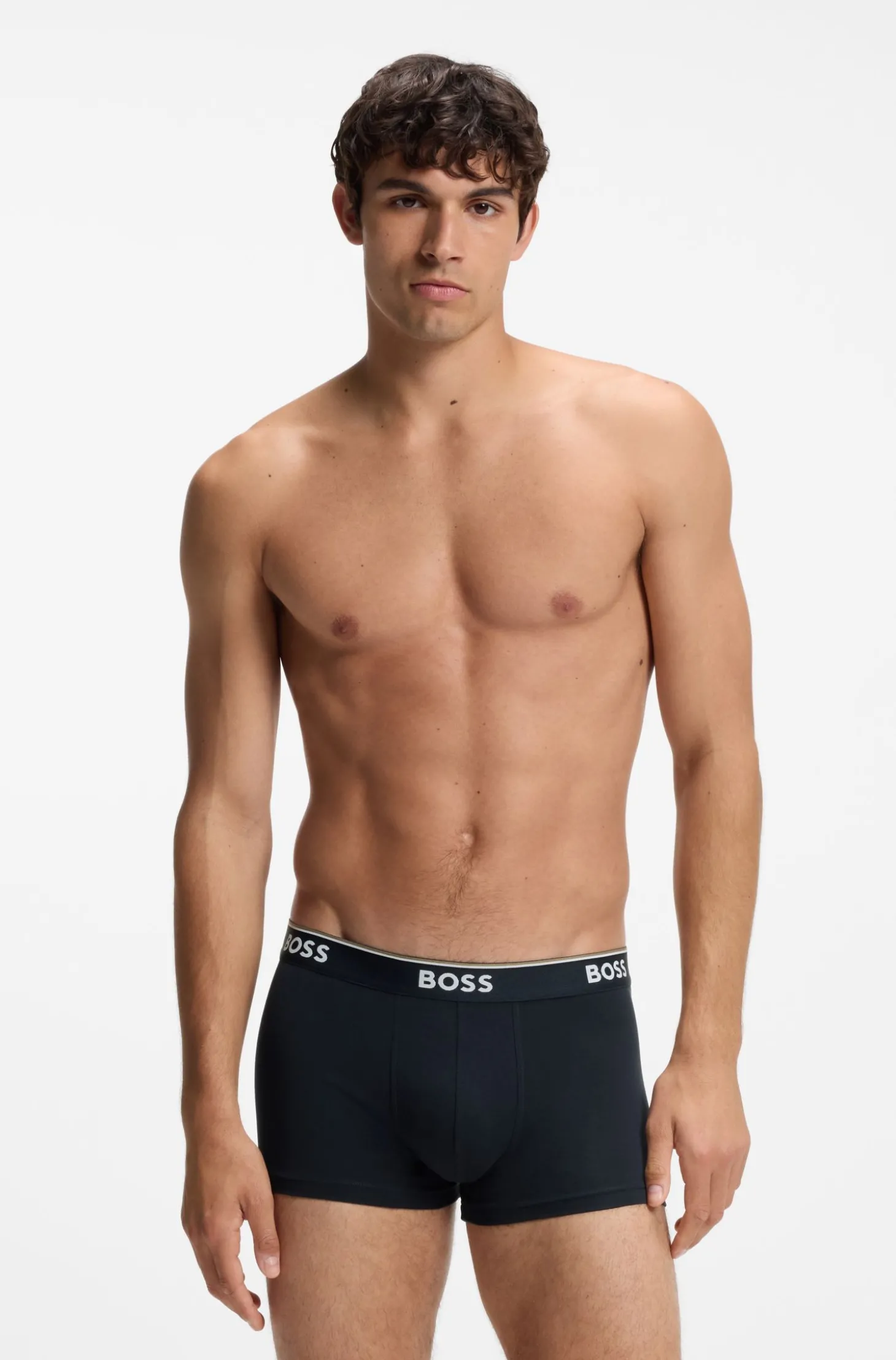 Eng anliegende Boxershorts aus Stretch-Baumwolle mit kurzem Bein und fortlaufenden Logos