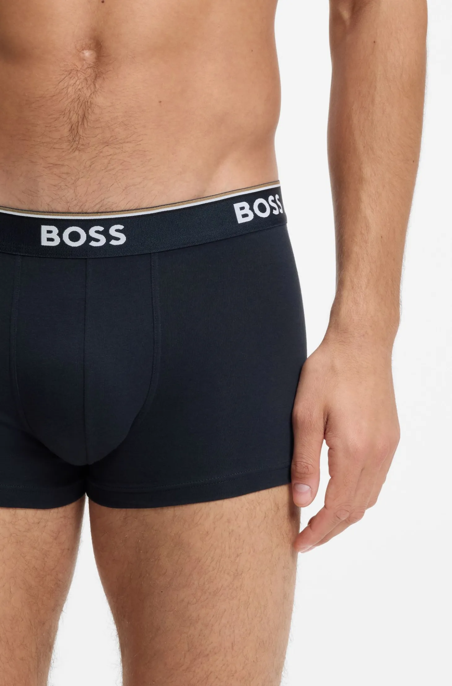 Eng anliegende Boxershorts aus Stretch-Baumwolle mit kurzem Bein und fortlaufenden Logos