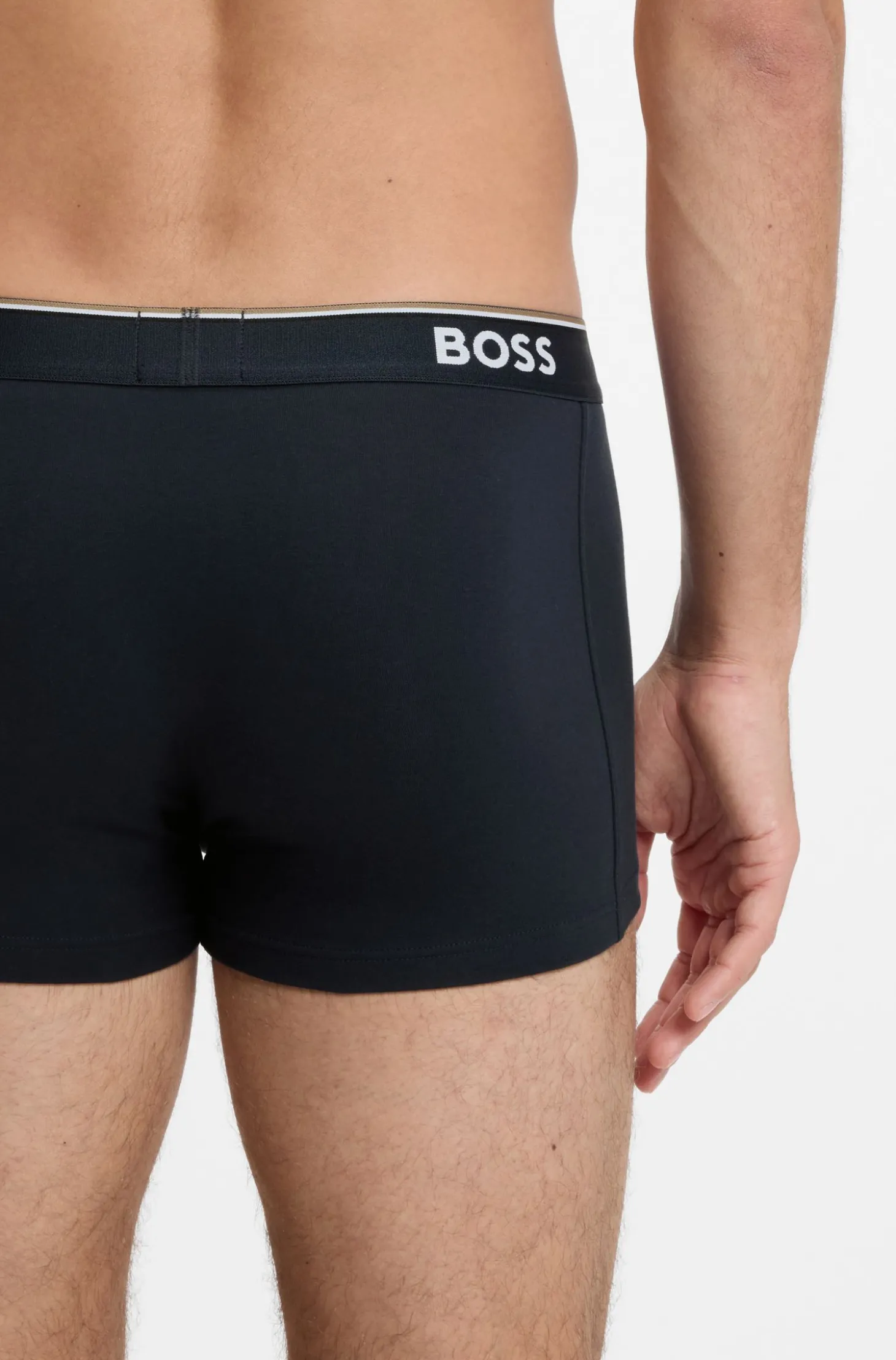 Eng anliegende Boxershorts aus Stretch-Baumwolle mit kurzem Bein und fortlaufenden Logos