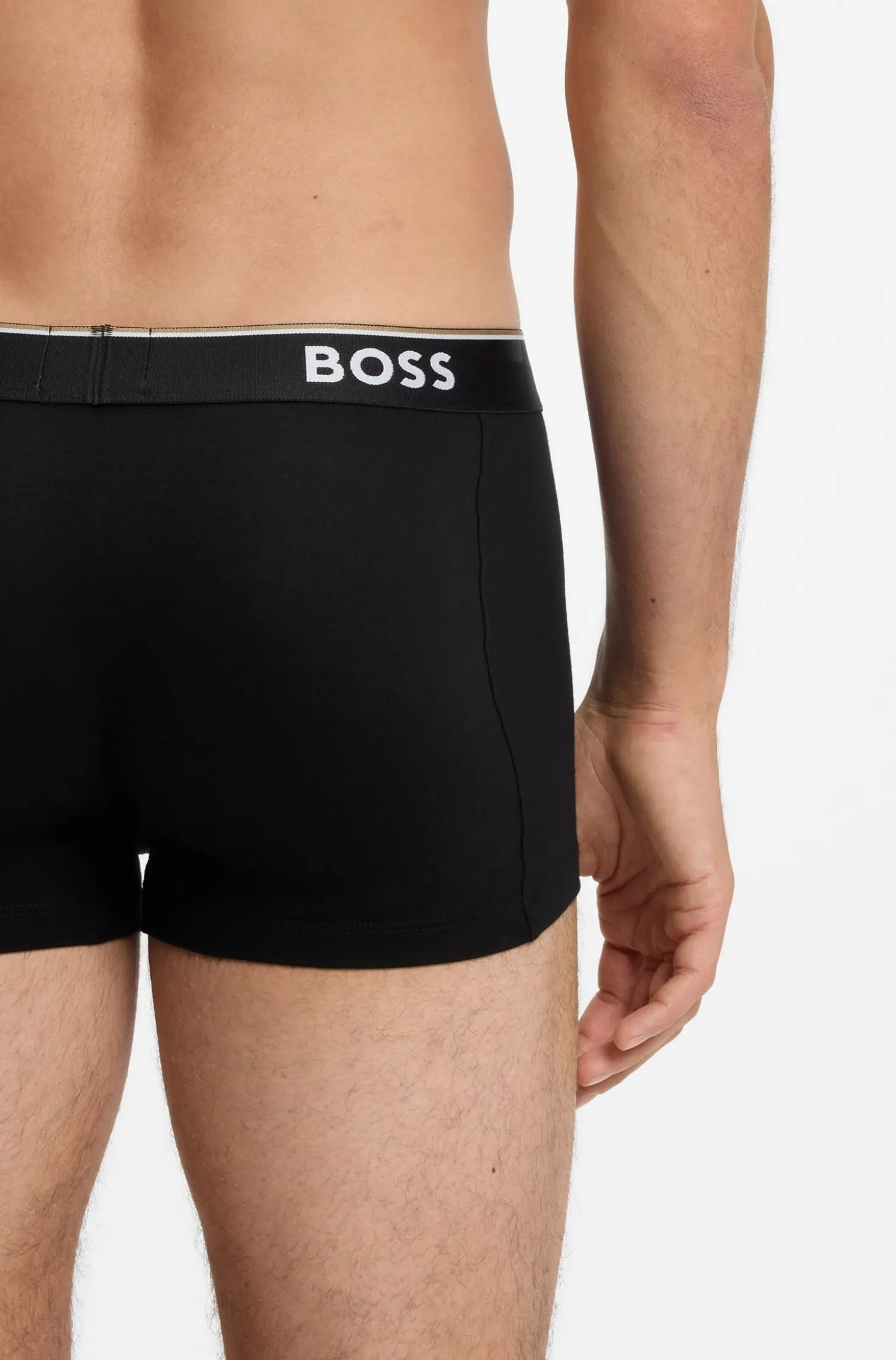 Eng anliegende Boxershorts aus Stretch-Baumwolle mit kurzem Bein und fortlaufenden Logos