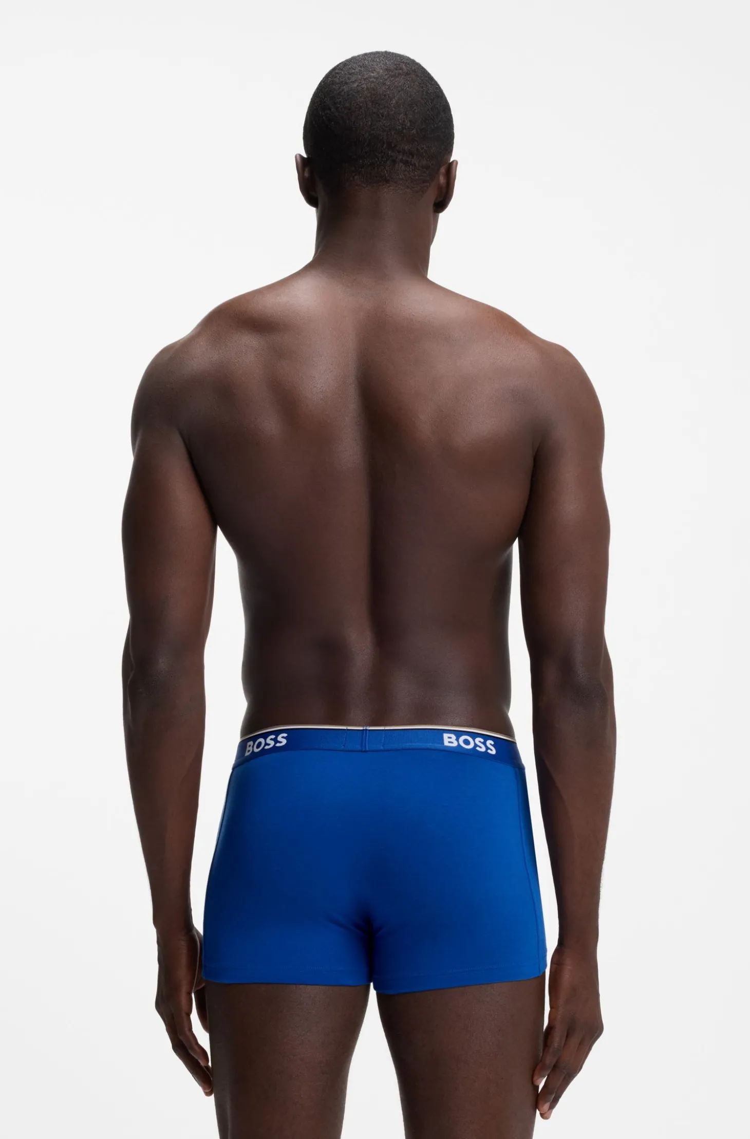 Eng anliegende Boxershorts aus Stretch-Baumwolle mit kurzem Bein und fortlaufenden Logos