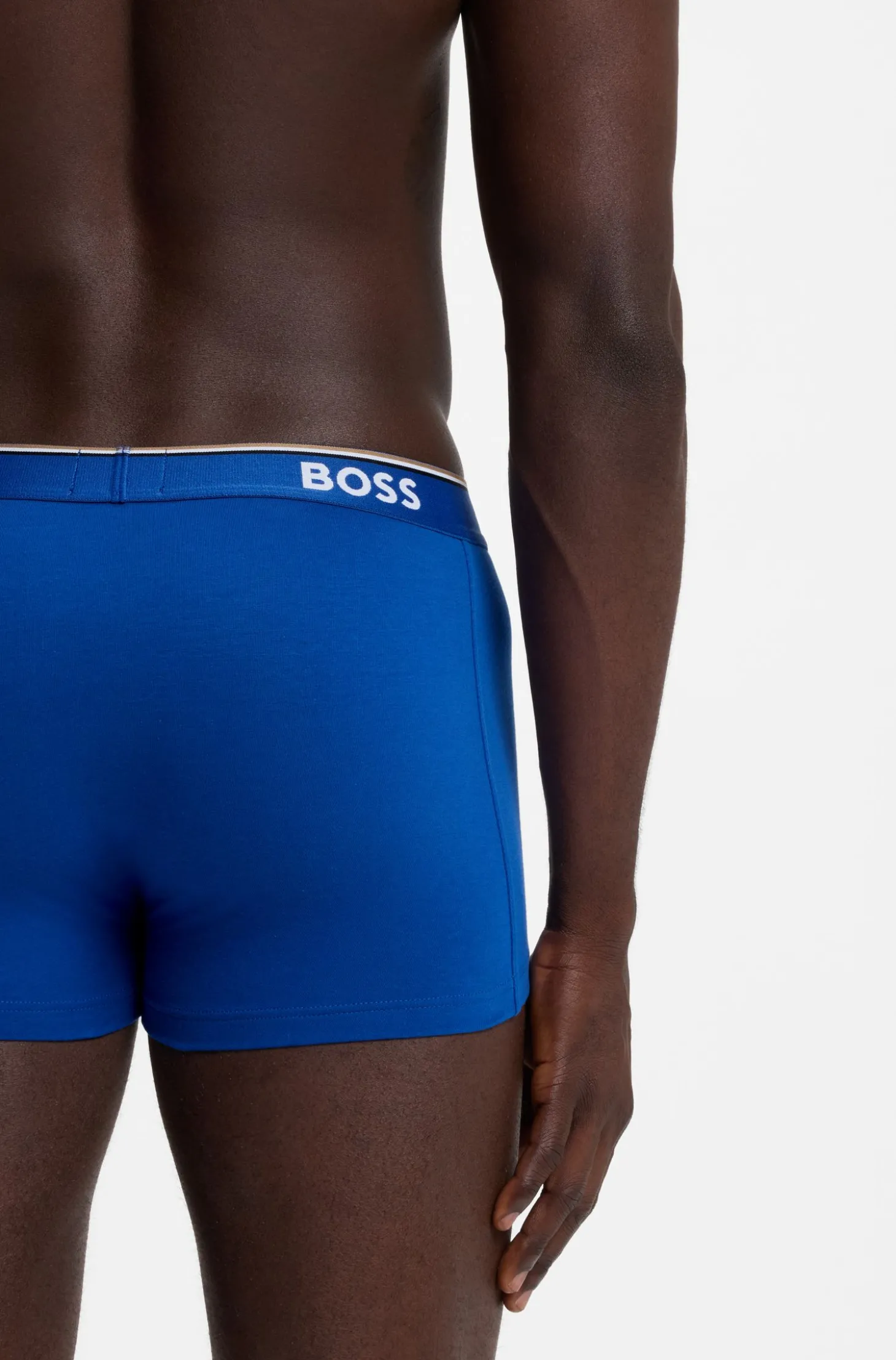 Eng anliegende Boxershorts aus Stretch-Baumwolle mit kurzem Bein und fortlaufenden Logos