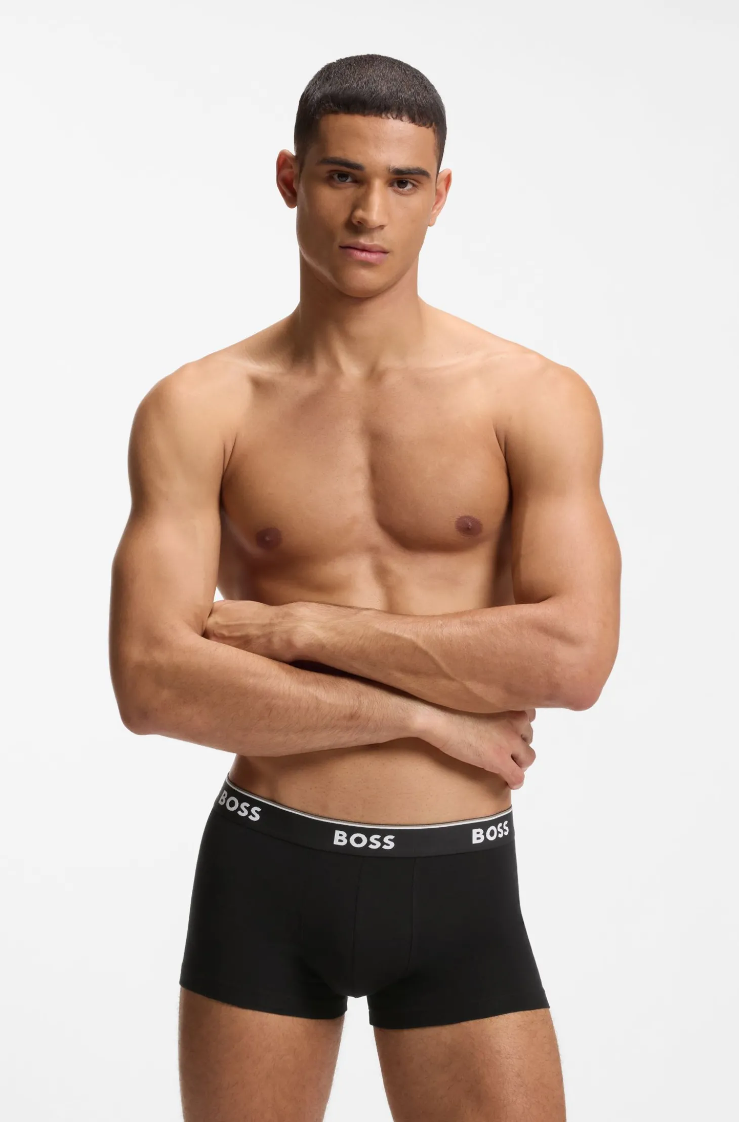 Eng anliegende Boxershorts aus Stretch-Baumwolle mit kurzem Bein und fortlaufenden Logos