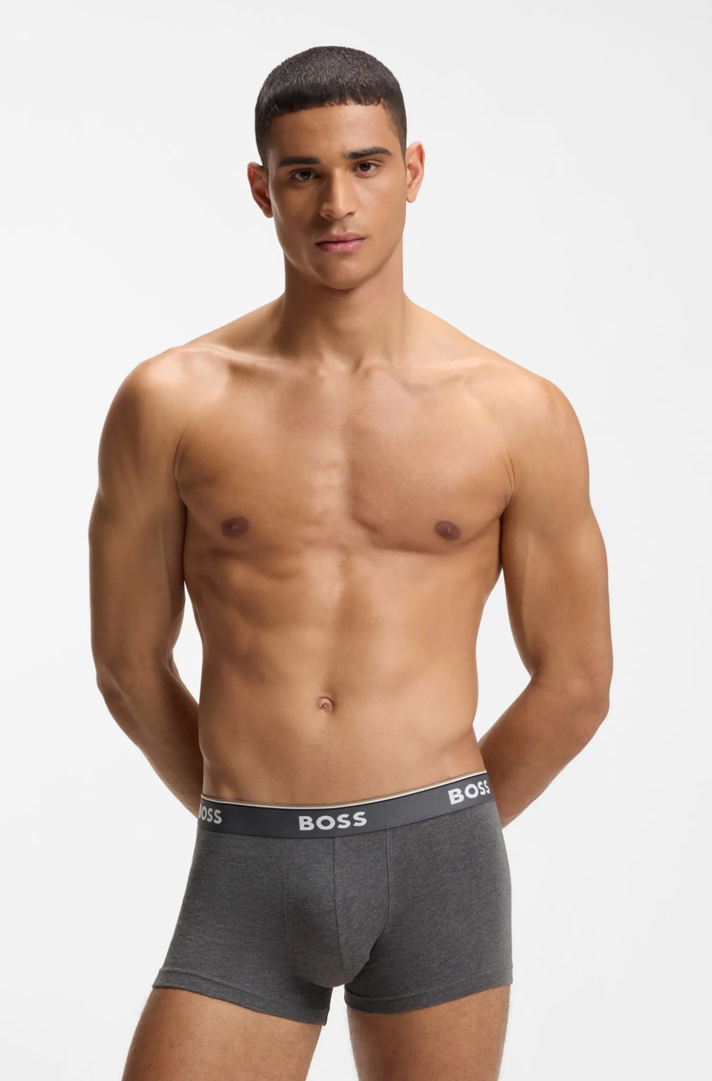 Eng anliegende Boxershorts aus Stretch-Baumwolle mit kurzem Bein und fortlaufenden Logos