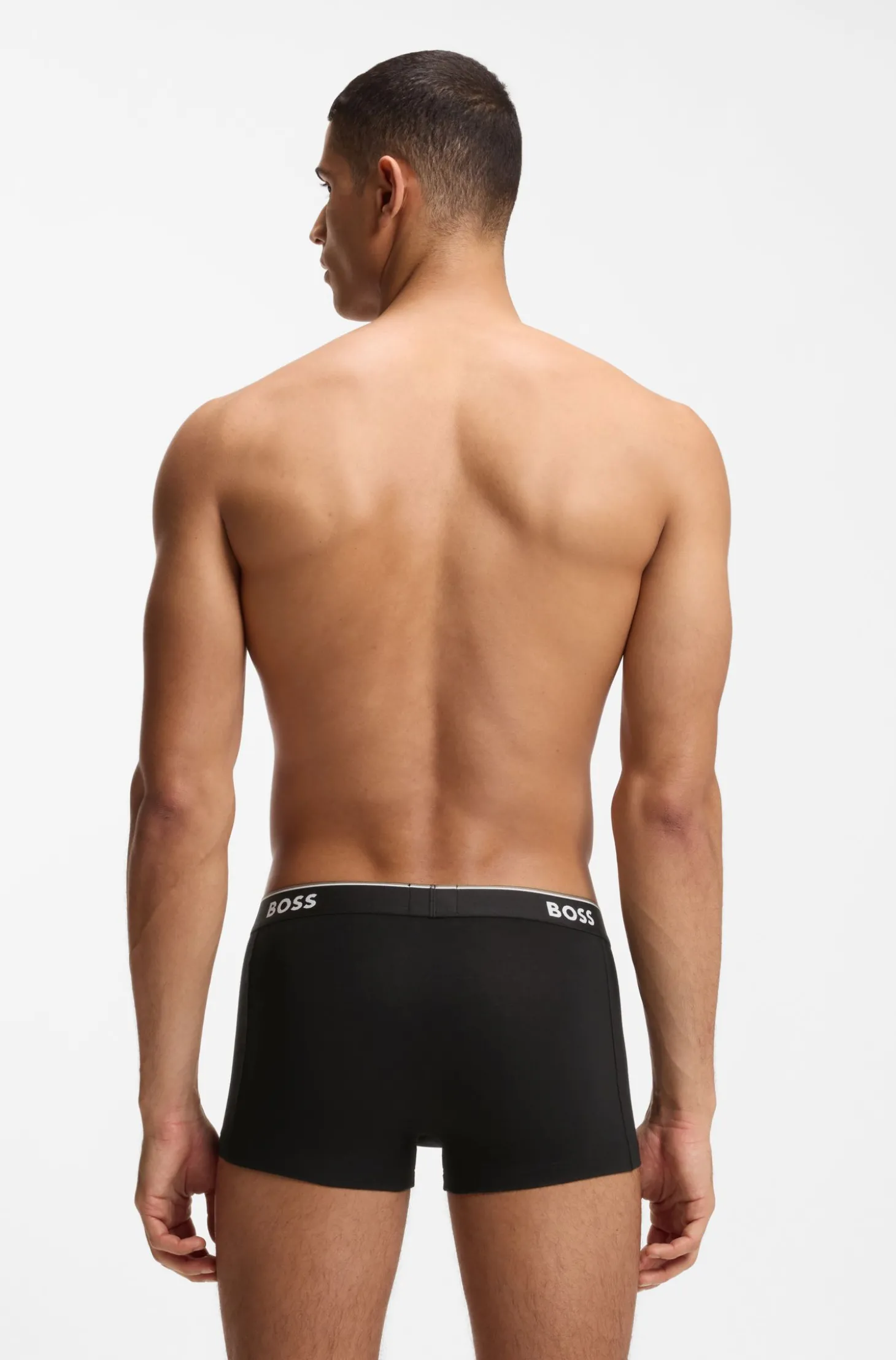 Eng anliegende Boxershorts aus Stretch-Baumwolle mit kurzem Bein und fortlaufenden Logos