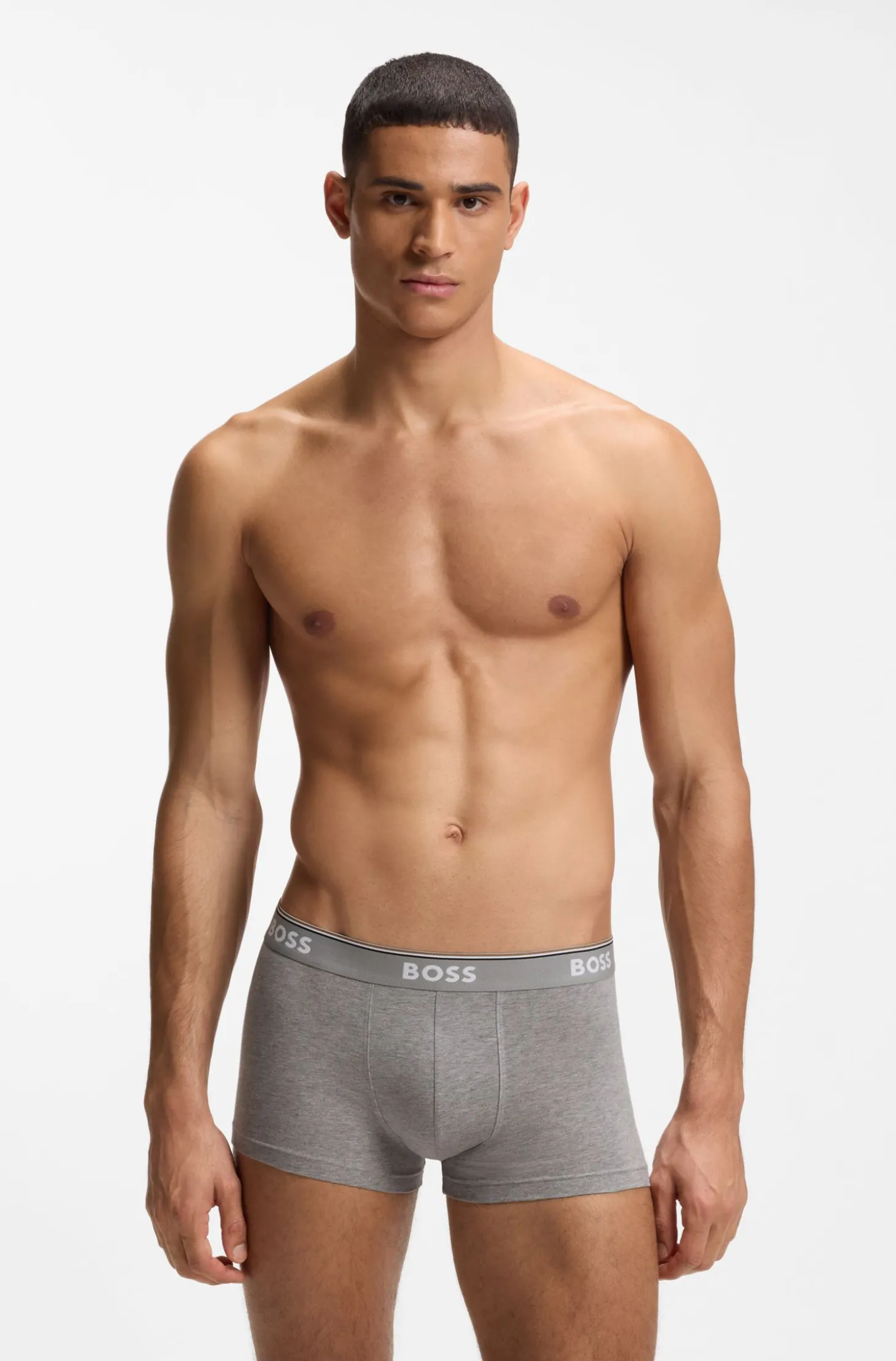 Eng anliegende Boxershorts aus Stretch-Baumwolle mit kurzem Bein und fortlaufenden Logos