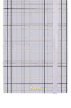 Fliederfarbenes DIN-A5-Notizbuch mit Karo-Print und goldfarbenem Folien-Logo