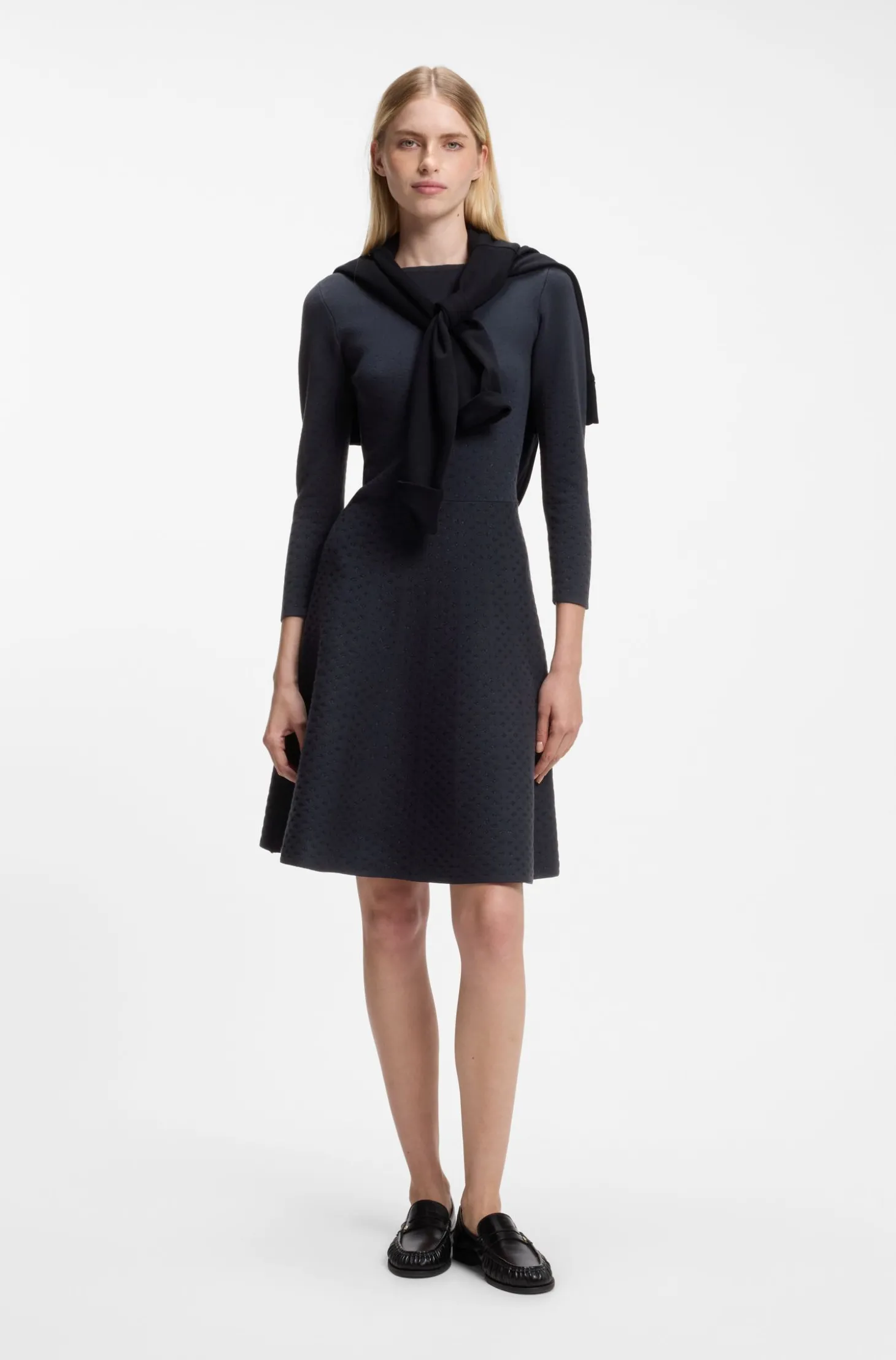 Gemustertes Kleid aus Stretch-Strick mit U-Boot-Ausschnitt