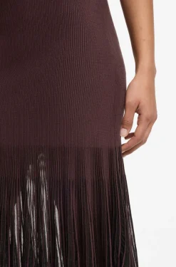Geripptes Strickkleid mit transparenten Plisseefalten