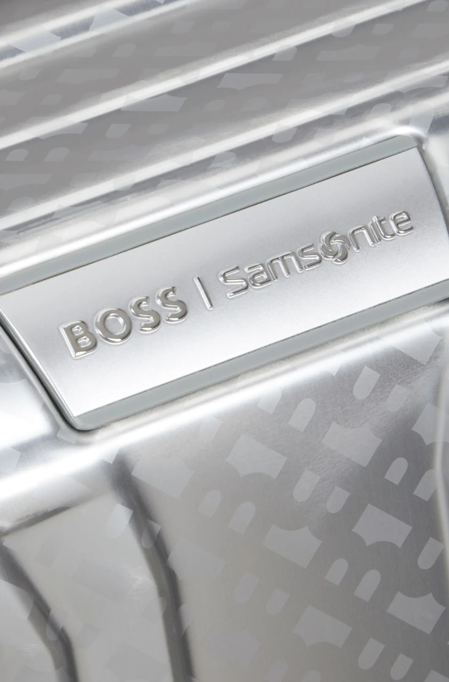 Großer BOSS x Samsonite Koffer aus silberfarbenem Aluminium 80 cm