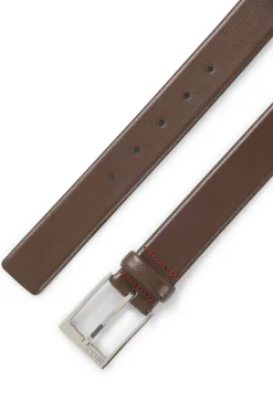 Gürtel aus genarbtem Leder mit Metalldetails in Silber-Optik