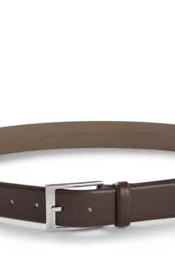 Gürtel aus genarbtem Leder mit Metalldetails in Silber-Optik