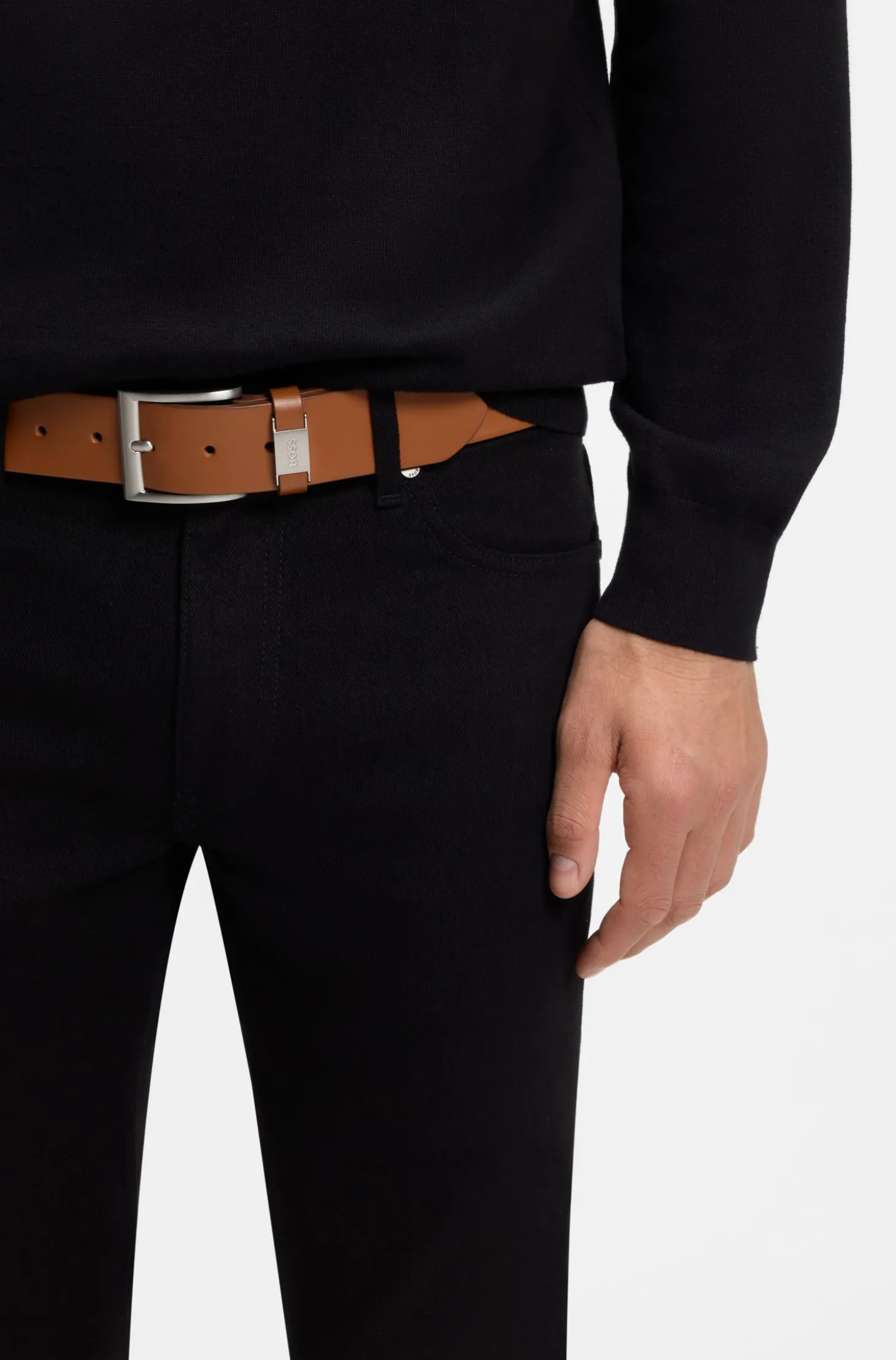 Gürtel aus italienischem Leder mit Logo-Schlaufe und Details aus gebürstetem Metall