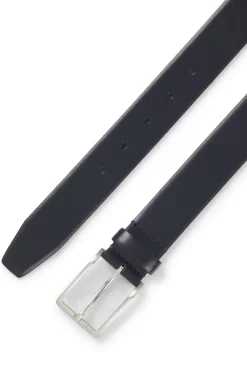 Gürtel aus italienischem Leder mit Metalldetails in gebürsteter Silber-Optik
