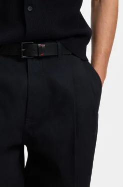 Gürtel aus italienischem Leder mit roten Akzenten auf der Schlaufe