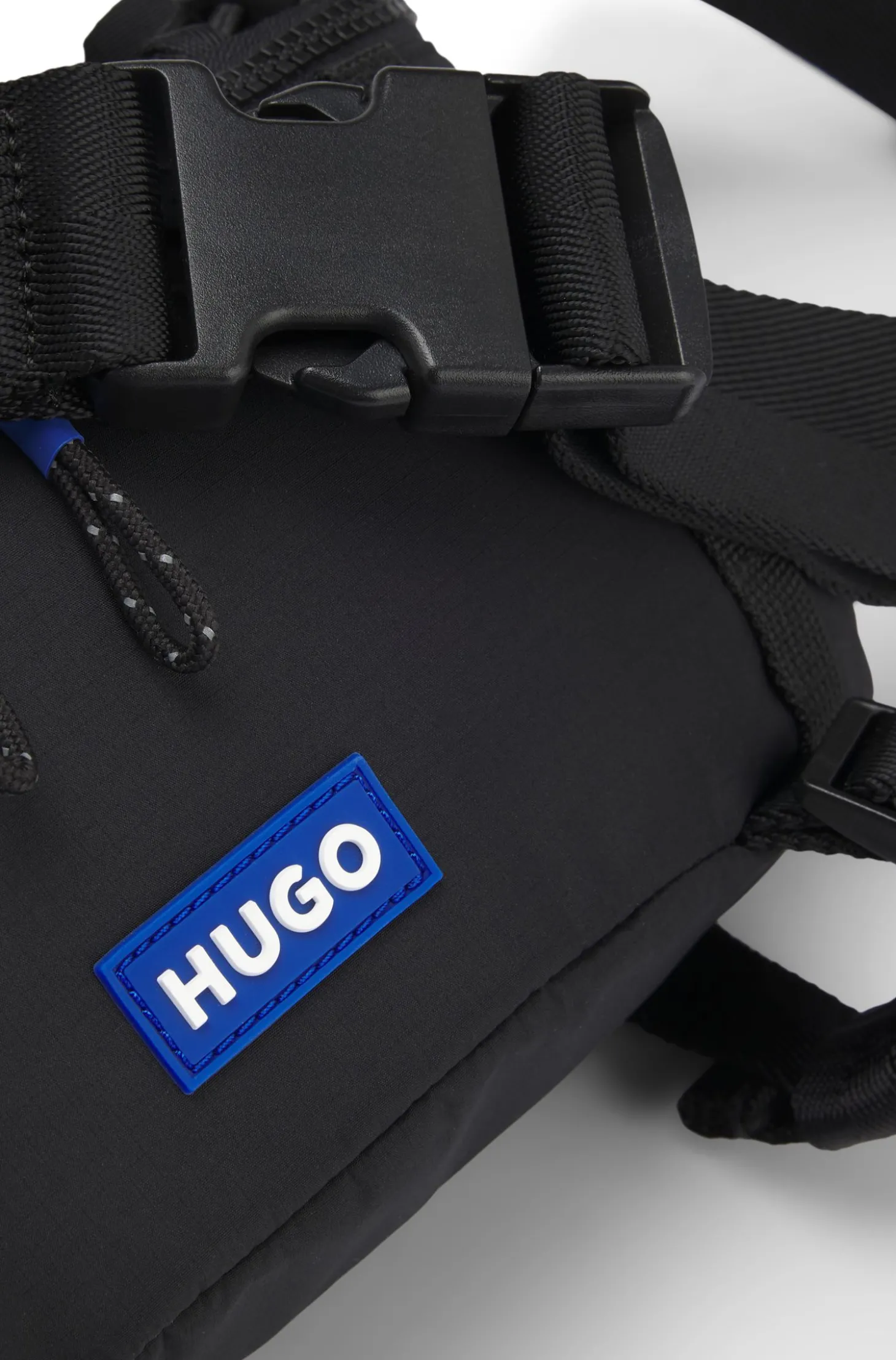 Gürteltasche mit blauem Logo-Label