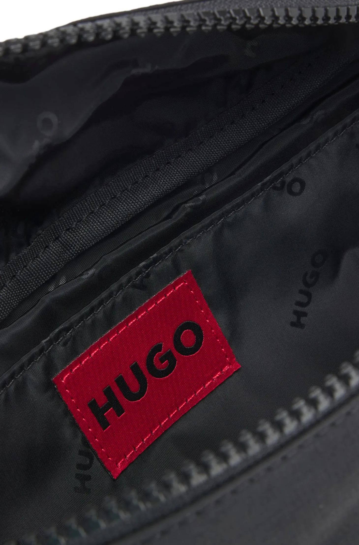 Gürteltasche mit weit gesetztem Logo-Detail