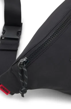 Gürteltasche mit weit gesetztem Logo-Detail