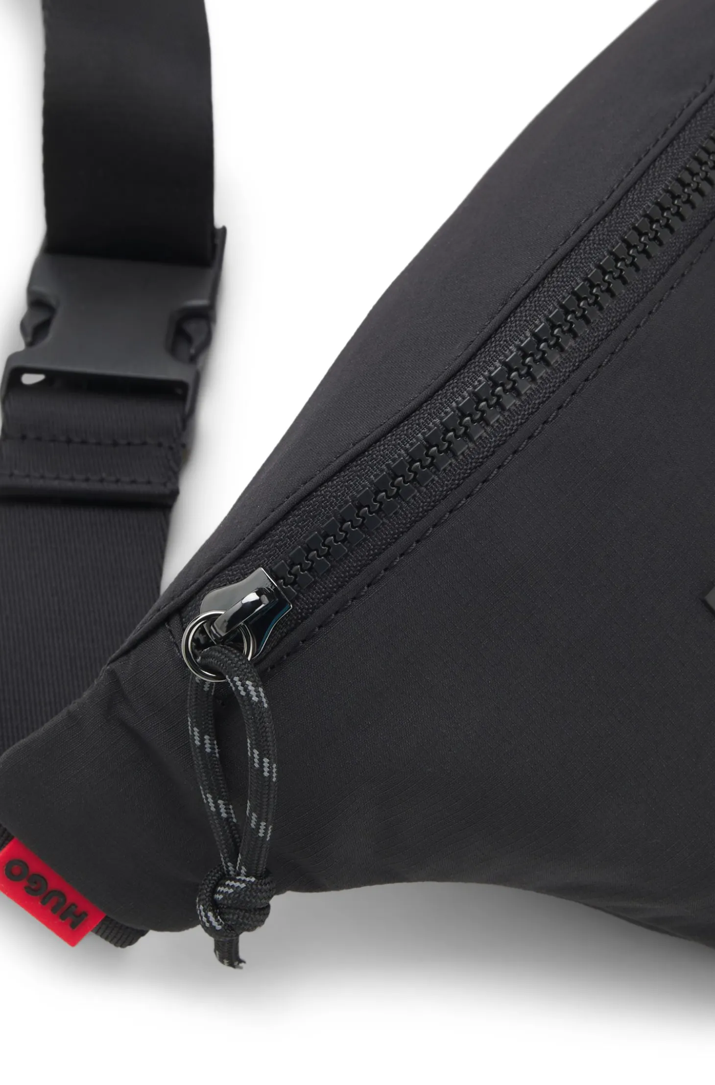 Gürteltasche mit weit gesetztem Logo-Detail