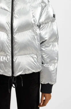 Hochglänzende Steppjacke mit Logo-Aufnäher aus Silikon