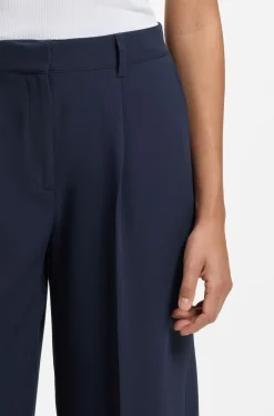 Hose aus Stretch-Gewebe mit weitem Beinverlauf