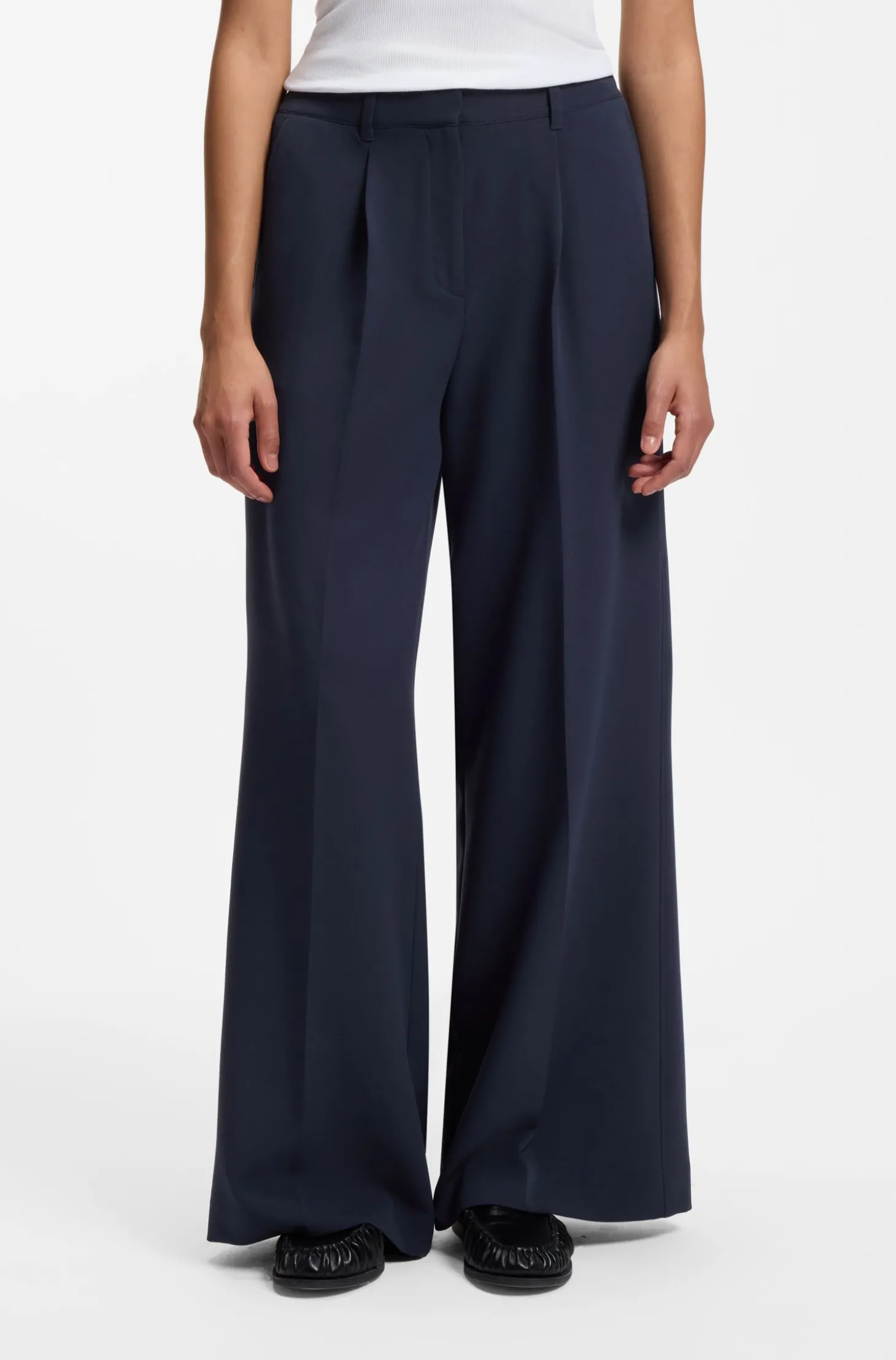 Hose aus Stretch-Gewebe mit weitem Beinverlauf