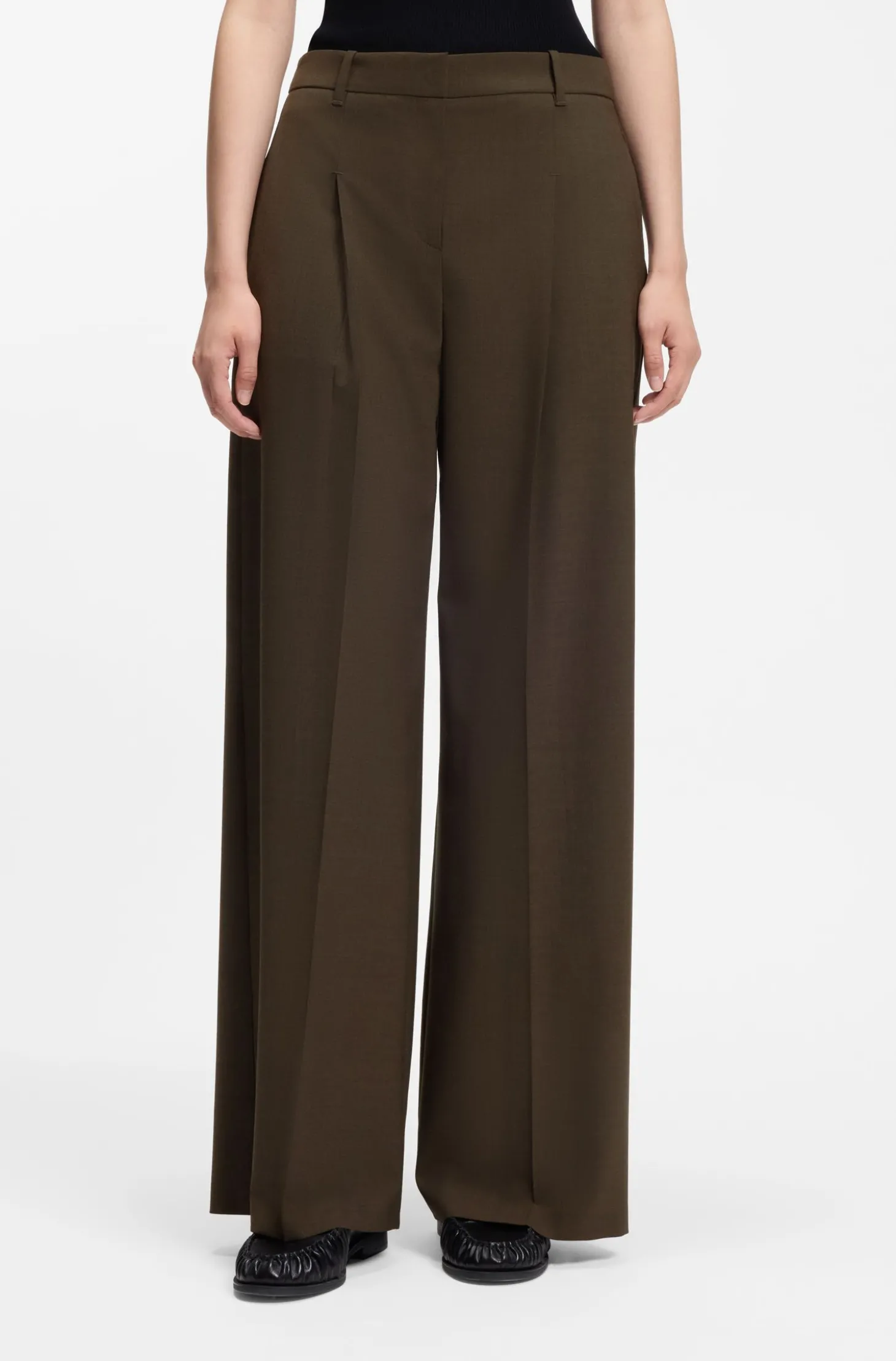 Hose aus Stretch-Gewebe mit weitem Beinverlauf und Bundfalten vorne