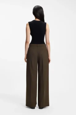 Hose aus Stretch-Gewebe mit weitem Beinverlauf und Bundfalten vorne