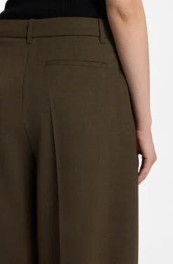 Hose aus Stretch-Gewebe mit weitem Beinverlauf und Bundfalten vorne