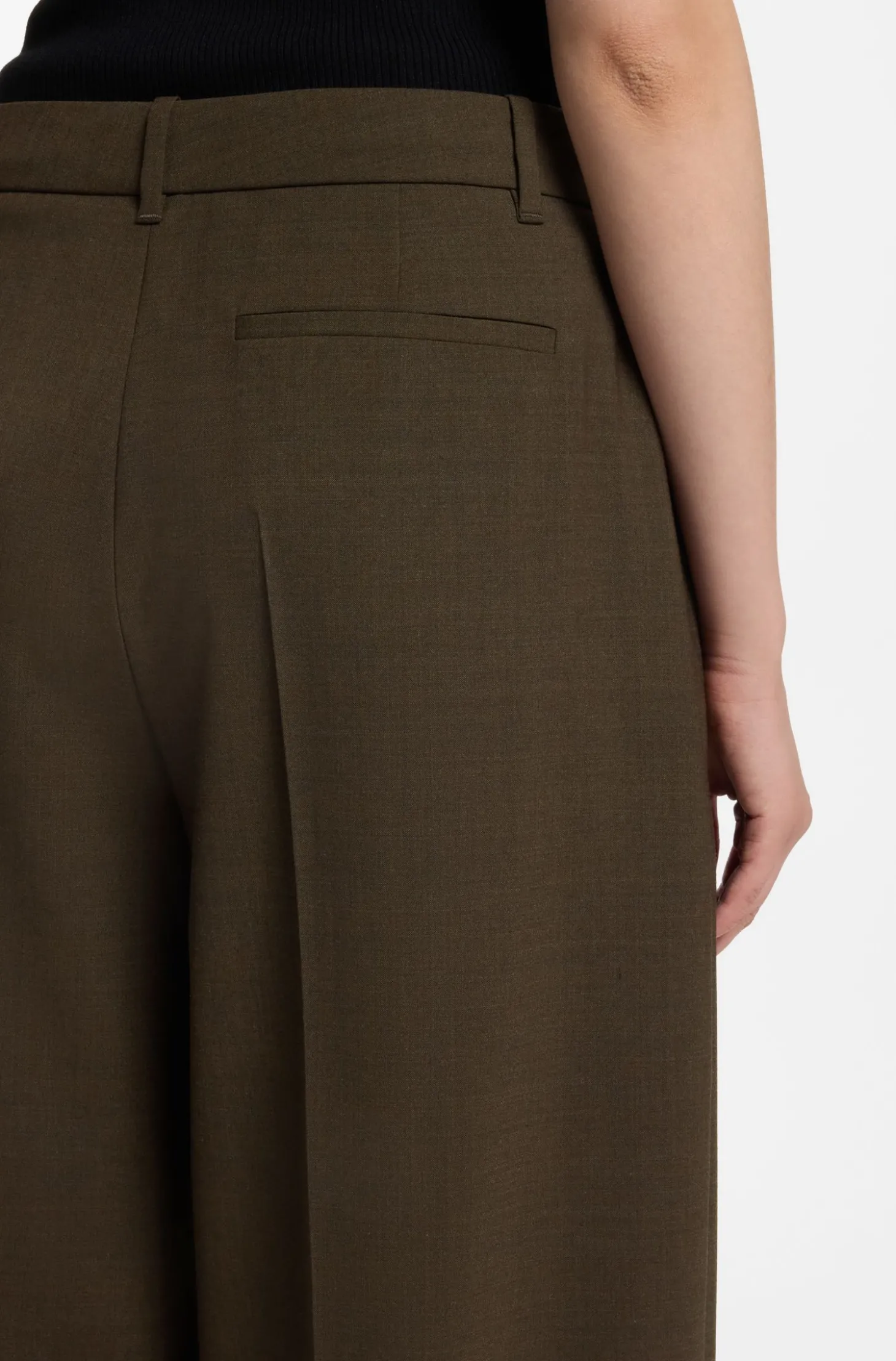 Hose aus Stretch-Gewebe mit weitem Beinverlauf und Bundfalten vorne
