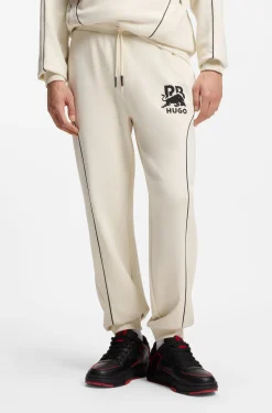 HUGO x RB Jogginghose aus Stretch-Baumwolle mit Stier-Motiv