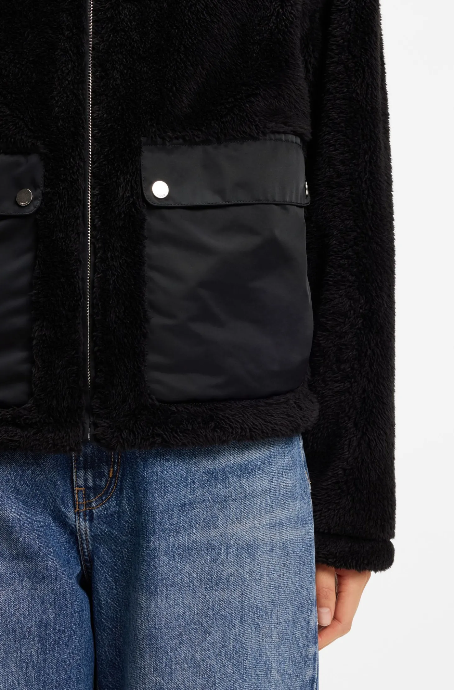 Jacke aus Kunstfell mit kontrastierenden aufgesetzten Taschen
