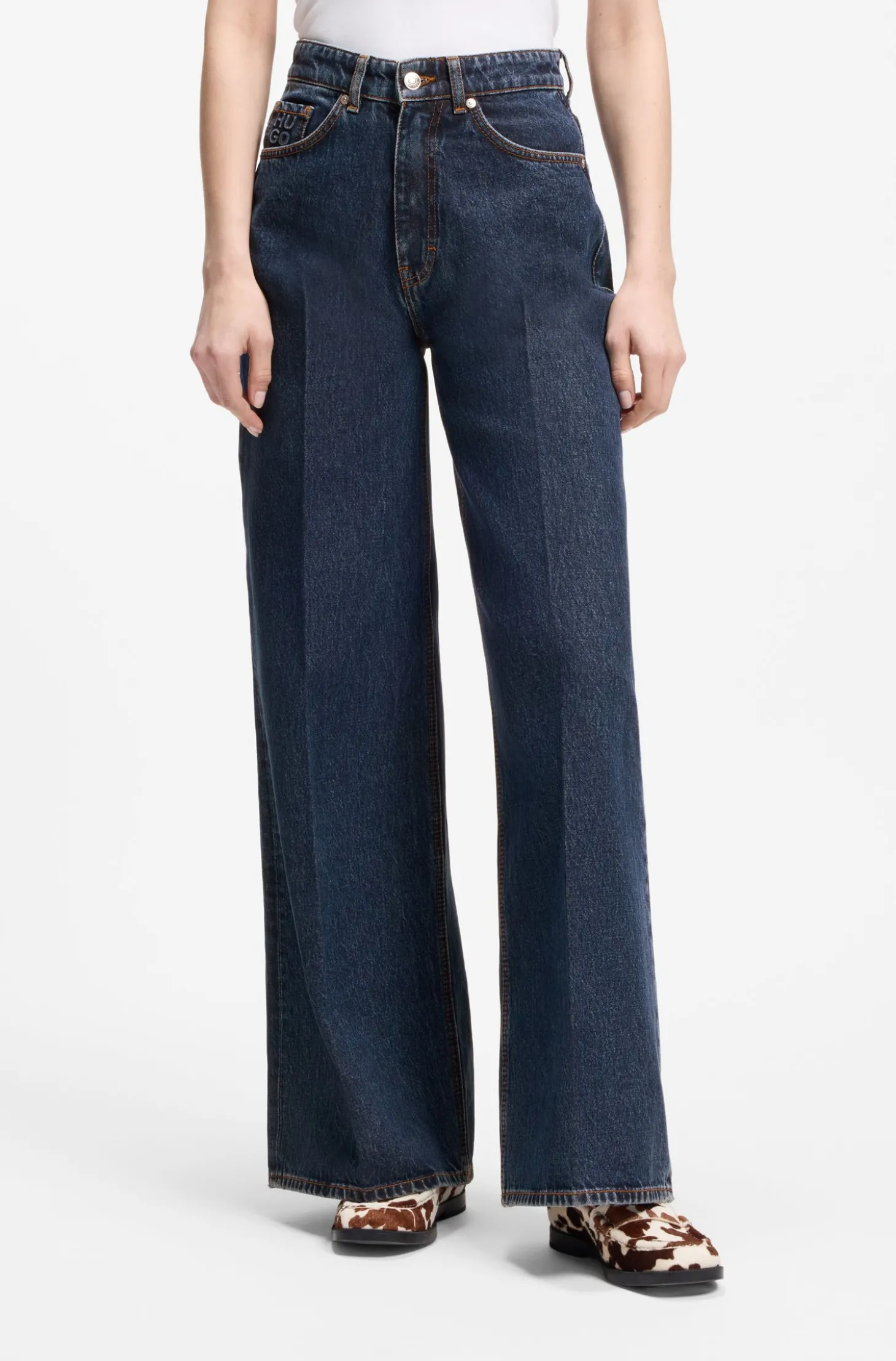 Jeans aus blauem Denim mit weitem Beinverlauf und Bundfalten auf der Vorderseite