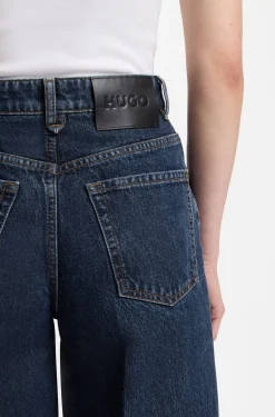 Jeans aus blauem Denim mit weitem Beinverlauf und Bundfalten auf der Vorderseite