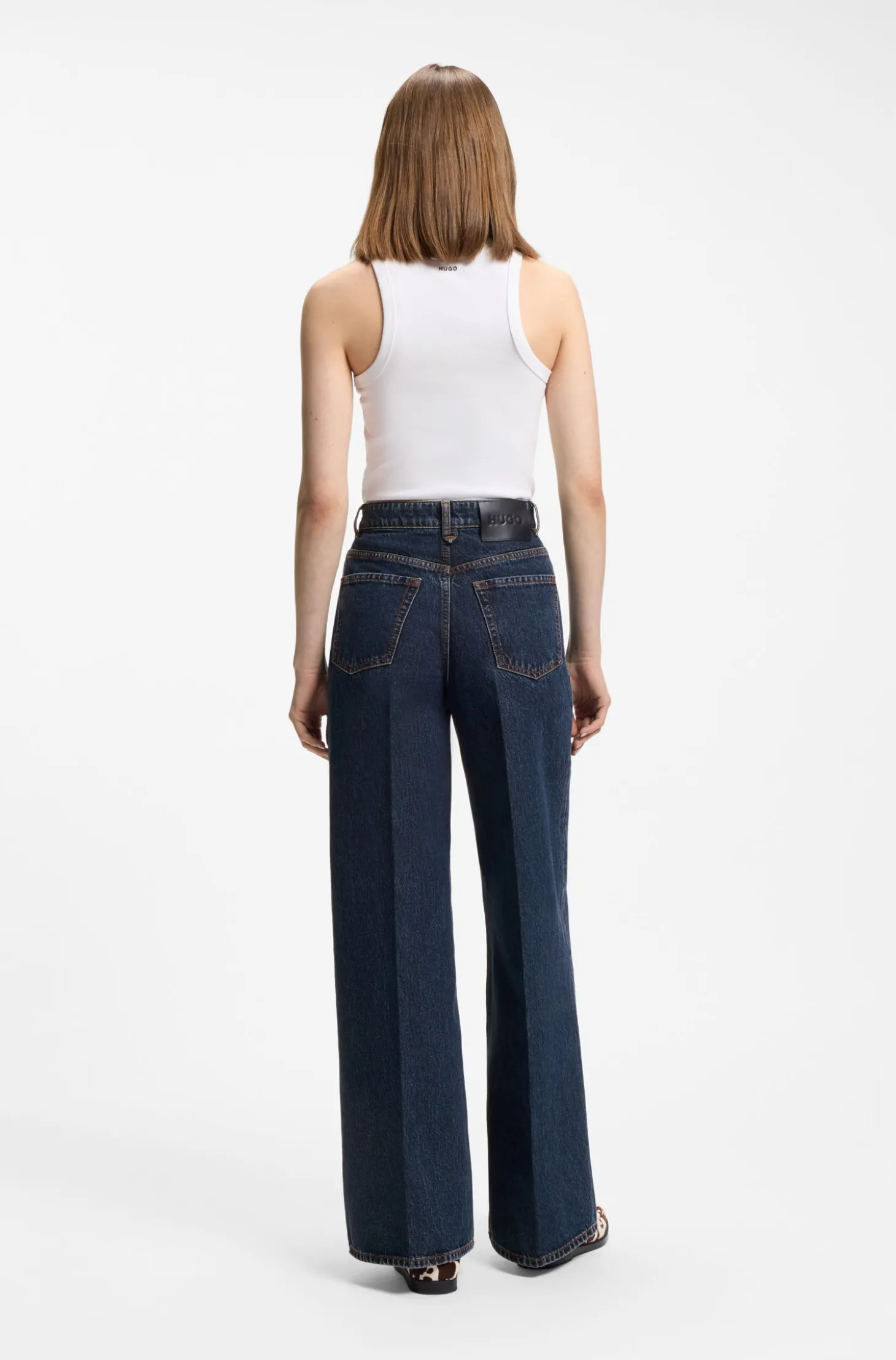 Jeans aus blauem Denim mit weitem Beinverlauf und Bundfalten auf der Vorderseite