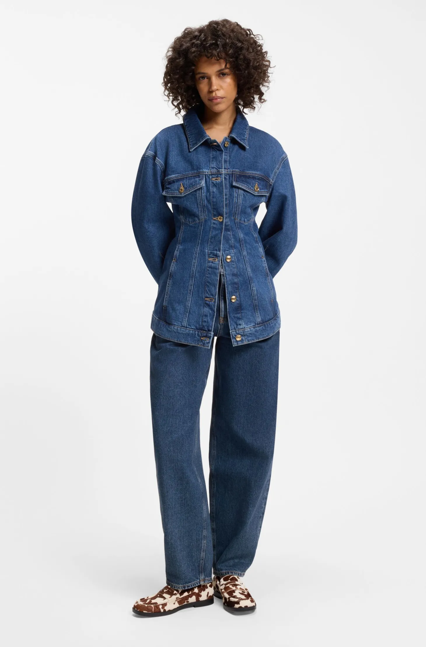 Jeans aus blauem japanischem Denim mit Barrel-Passform