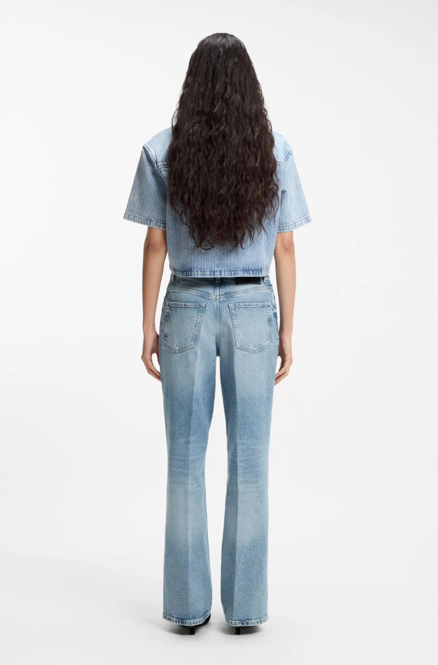 Jeans aus blauem Stretch-Denim mit weitem Beinverlauf