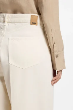 Jeans aus cremefarbenem Denim mit weitem Beinverlauf und Bügelfalte auf der Vorderseite