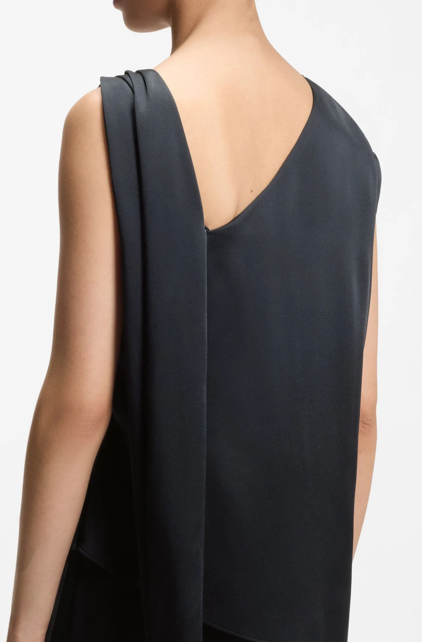 Jumpsuit mit geradem Beinverlauf und gerafftem Pin-Detail